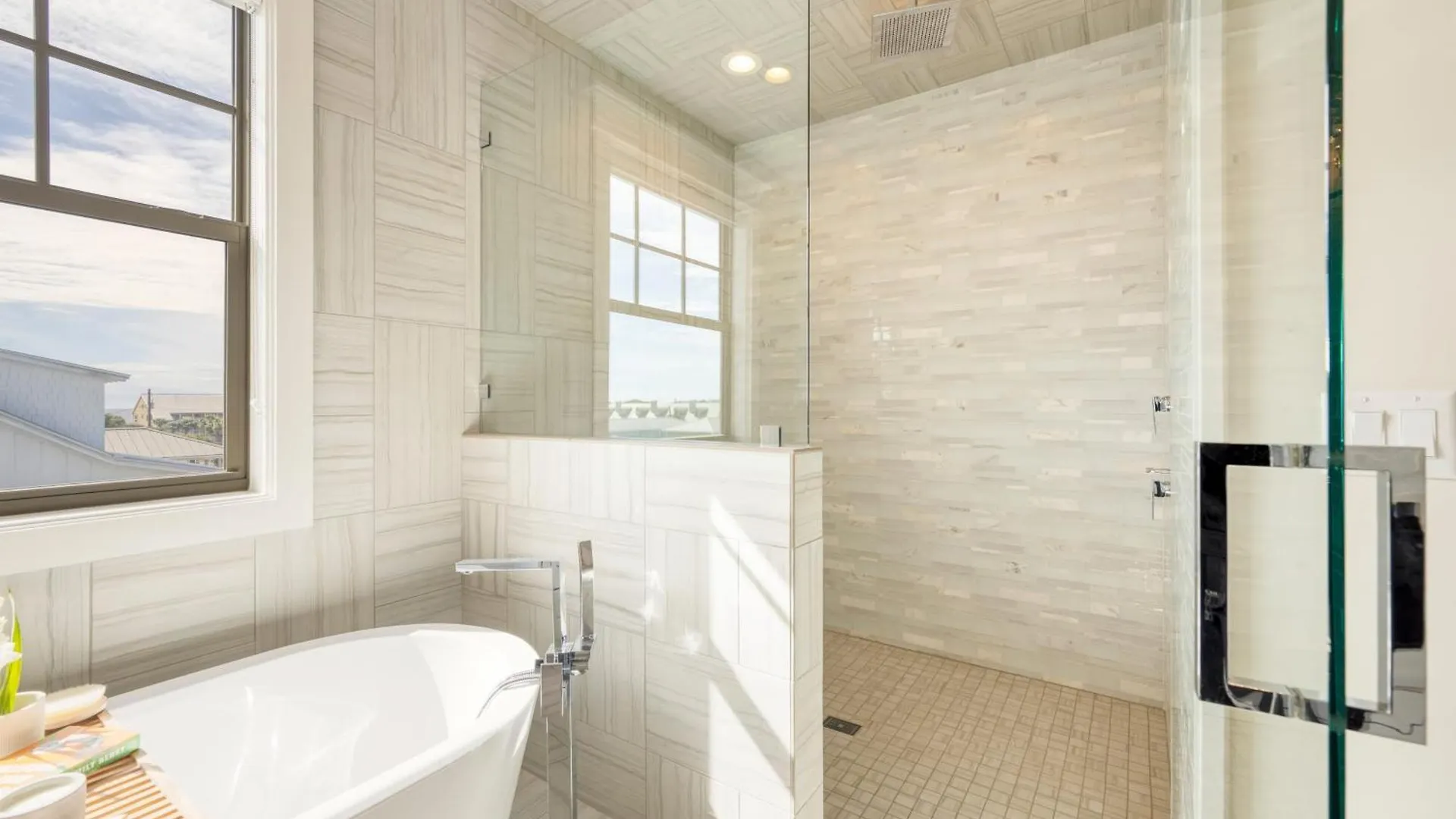 Ferienhaus Monarch By Avantstay Breathtaking Estate W Beach Access Swim Up Bar Hot Tub Rooftop Views Destin